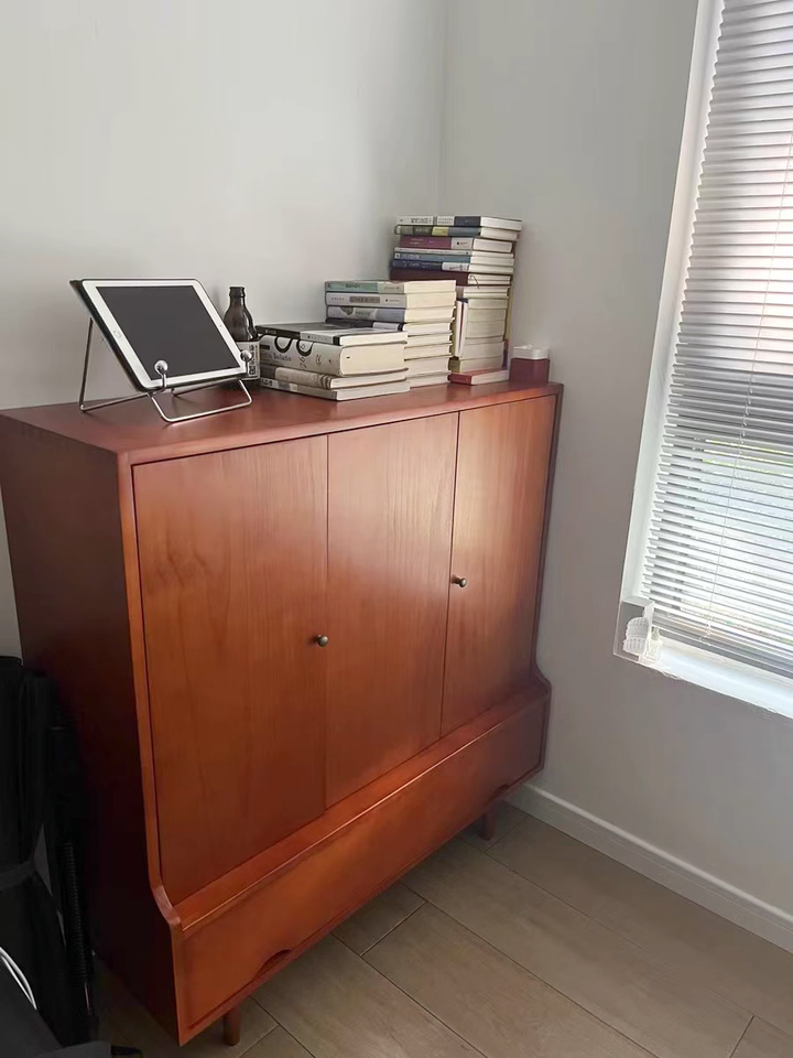 Quiriz Solid wood sideboard