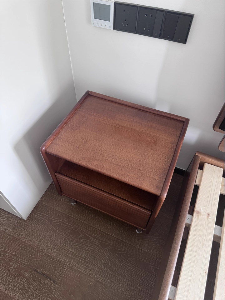 Mezzo 2pcs solid wood nightstands