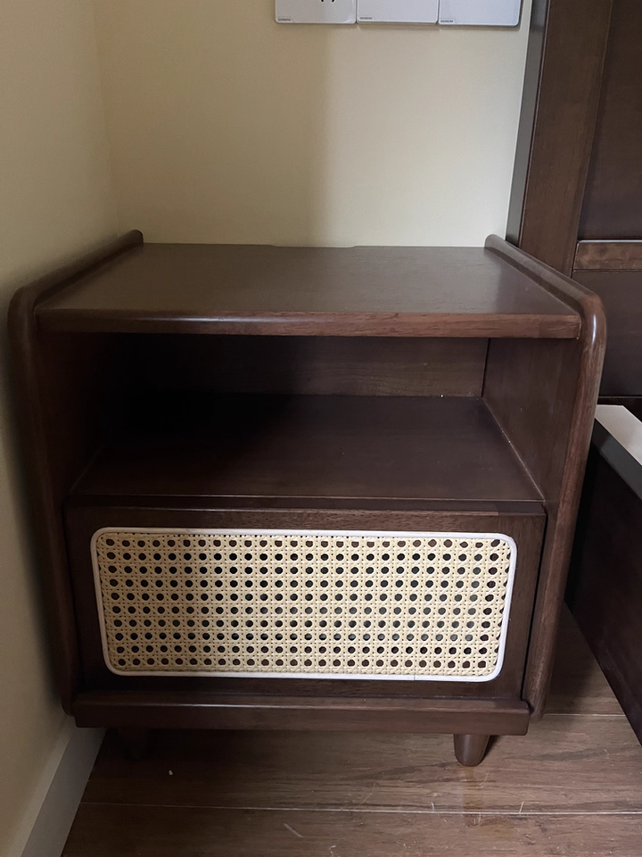 Levio 2pcs solid wood nightstands