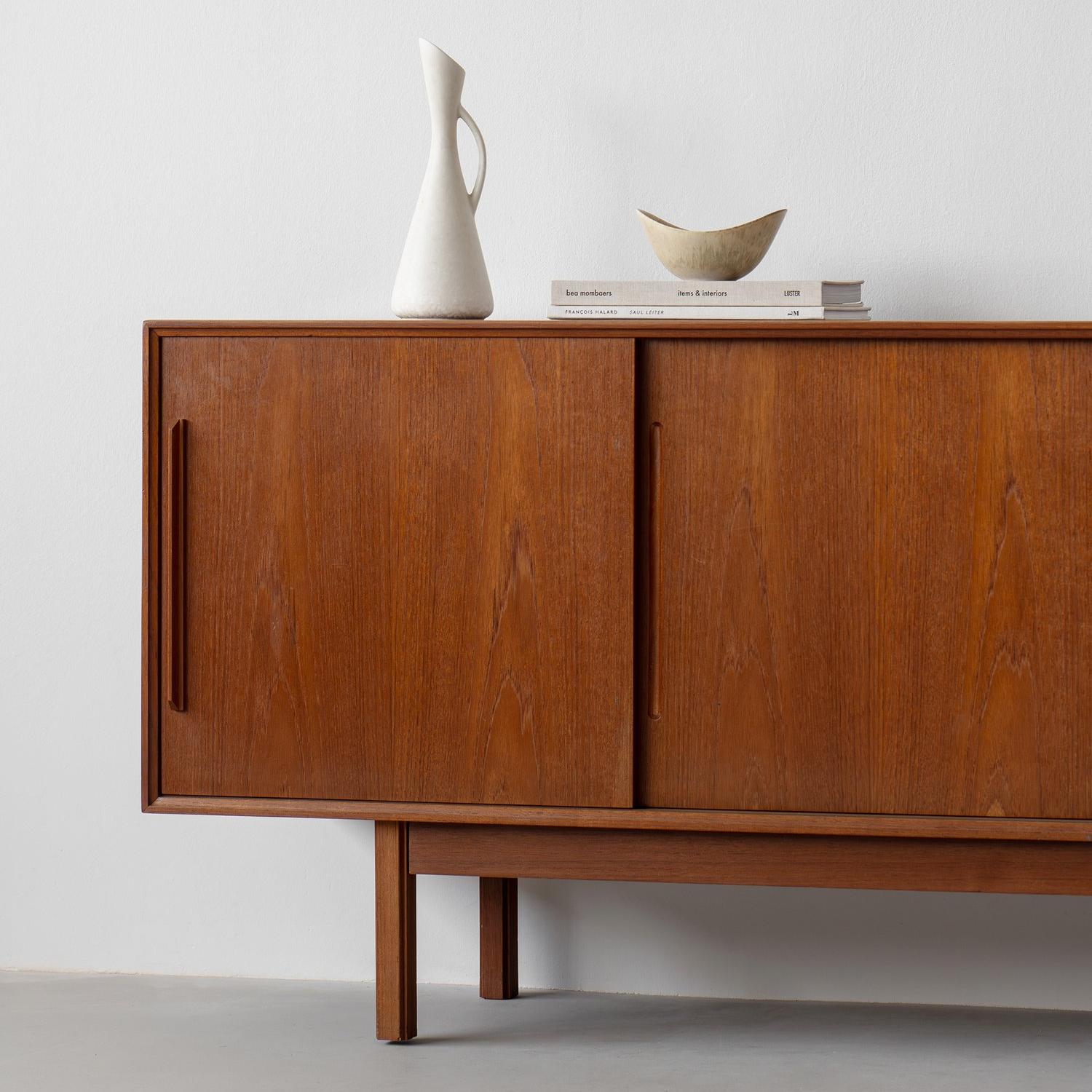 Ryzak Solid wood sideboard