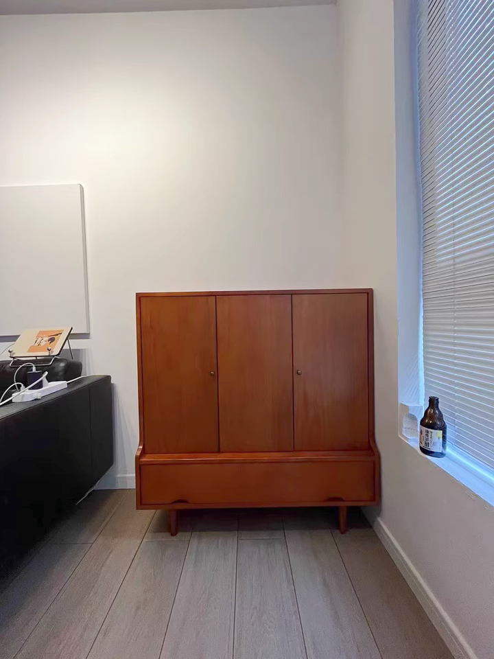 Quiriz Solid wood sideboard