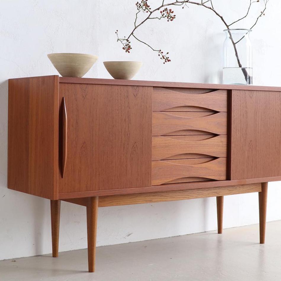 Phelor Solid wood sideboard