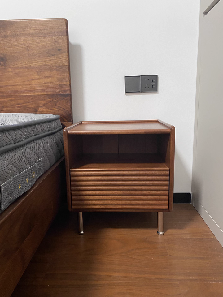 Mezzo 2pcs solid wood nightstands