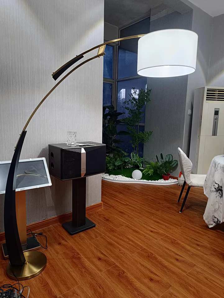 Icarus Modern floor lamp