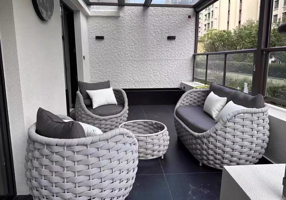 Tawoven Egg-shaped braided belt outdoor table and chair set